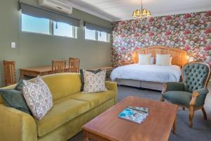 蒙塔古蒙塔古乡村酒店的客厅配有沙发和1张床
