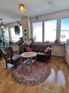 罗瓦涅米Art Suite的客厅配有沙发和桌子