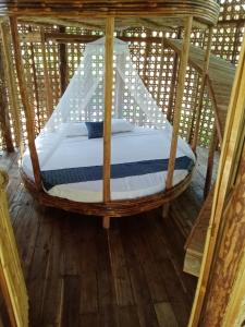 圣维森特Prince John beachfront cottages and Restaurant的一张位于客房竹子天蓬床的床铺