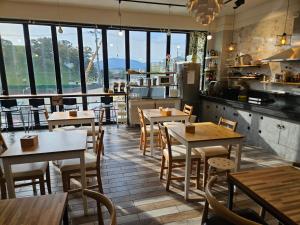 庆州Gyeongju BonghwangMansion的餐厅设有桌椅和窗户。