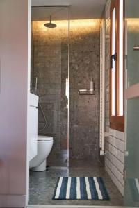米蒂利尼#SimpliCity Modern Design Studio的带淋浴、卫生间和盥洗盆的浴室
