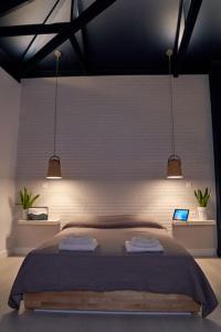 米蒂利尼#SimpliCity Modern Design Studio的一间卧室配有一张带两个灯的大床