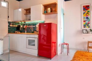 米蒂利尼#SimpliCity Modern Design Studio的一间厨房,在房间内配有红色冰箱