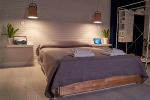 米蒂利尼#SimpliCity Modern Design Studio的一间卧室配有带毛巾的床