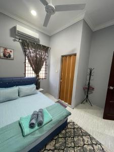 JertihSawah Permai Homestay的一间卧室配有一张带拖鞋的床。