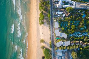 卡伦海滩Paradox Resort Phuket - SHA Plus的享有海滩和大海的顶部景色