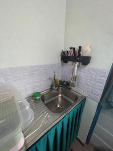 JertihSawah Permai Homestay的一个带水槽的厨房台面