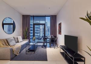 迪拜Luxury Studios with Burj Khalifa or Canal View in Downtown - Marquise Square Tower的客厅配有沙发和桌子
