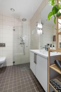 奥斯陆Modern 2bed room sea view apartment @ Oslo Barcode的带淋浴、盥洗盆和卫生间的浴室
