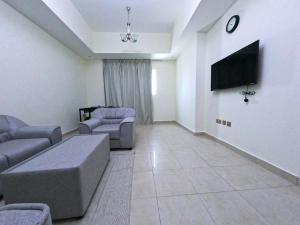 迪拜Barsha Star Residence - Home Stay的带沙发和平面电视的客厅