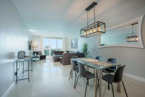 迈阿密海滩OCEAN RESERVE - 15th Floor - Gorgeous Ocean View的用餐室以及带桌椅的起居室。