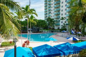 迈阿密海滩OCEAN RESERVE - 15th Floor - Gorgeous Ocean View的一个带蓝伞的游泳池和一座建筑