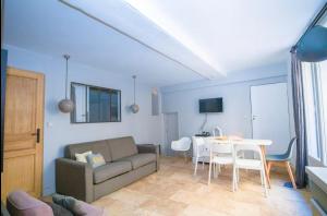 蒙彼利埃卡巴内尔公寓 的客厅配有沙发和桌子