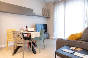 阿斯蒂Arò Design Suite的客厅配有桌椅和沙发