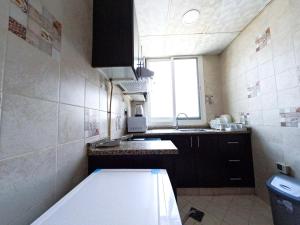 迪拜Al Badaa Star Residence - Home Stay的一个带水槽和窗户的小厨房