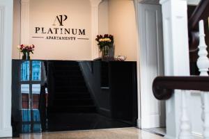 伊诺弗罗茨瓦夫Aparthotel Platinum Apartamenty的享有ap platinummatmantm招牌客房入口的景致。