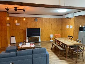 濑户内町Koniyado Room 101 - Vacation STAY 42374v的客厅配有蓝色的沙发和桌子