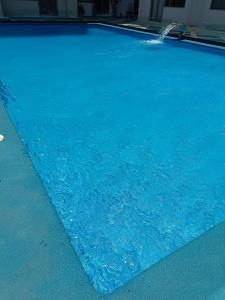 丹吉尔SAMYAflat的一个带喷泉的大型蓝色游泳池