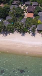 苏梅岛Bangpo Village Tiny Country Beach House的享有海滩的空中景致,设有房屋和水
