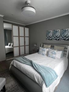 斯瓦科普蒙德5078 Swakopmund的卧室配有一张大白色的蓝色床单