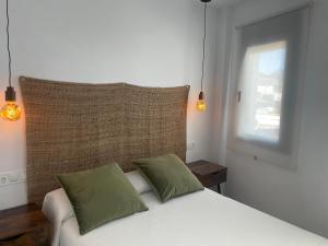 扎哈拉El Refugio的卧室配有白色床和2个绿色枕头