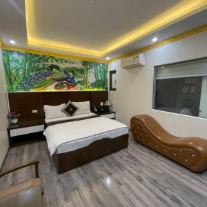 河内HOÀNG GIA HOTEL 2 - 202/16 Đường Cổ Linh - by Bay Luxury的卧室配有一张床,墙上挂有绘画作品