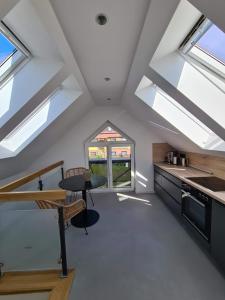 奥斯特巴德·哥伦Villa Eckhart的厨房配有天窗、桌子和柜台。