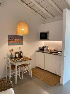 Galeguinha Grande蒙特达阿帕里卡度假屋的厨房以及带桌椅的用餐室。