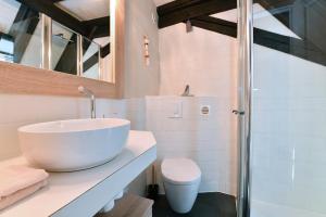 希伯维列Jaennette的浴室配有白色水槽和卫生间。