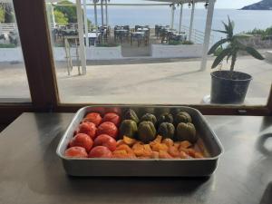 阿吉亚玛丽娜Hotel 3 Adelfia的桌上水果和蔬菜托盘