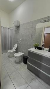 那不勒斯House Capodichino的浴室配有卫生间、坐浴盆和盥洗盆。