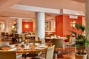 伦敦布卢姆茨伯里酒店的餐厅内带桌椅的用餐室