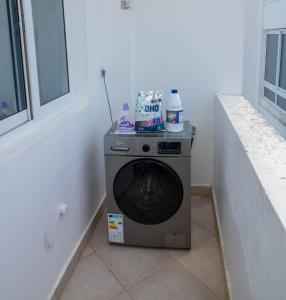 马林迪Kijani Suites的窗户旁的房间里设有一台洗衣机