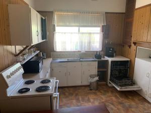 Blue Sapphire Village 3 Bedroom的厨房或小厨房