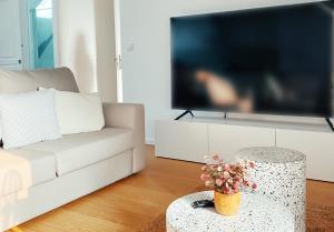 DéolsLe Countryside ⸱ Stationnement gratuit ⸱ Fibre的客厅配有白色沙发和电视