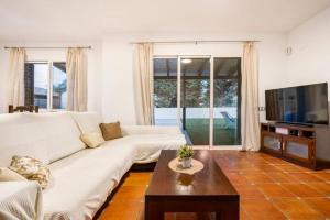 里瓦-罗哈德图里亚Holiday Home Valencia的客厅配有白色的沙发和桌子