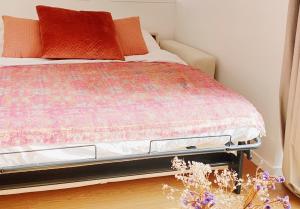 DéolsLe Bohème ⸱ Stationnement gratuit ⸱ Fibre的一张床上有五颜六色的毯子,放在房间里