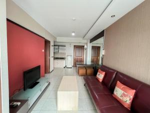 万隆Galeri Ciumbuleuit Apartment 1 2BR 1BA - code 26A的带沙发和平面电视的客厅