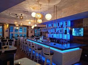 突尼斯突尼斯大酒店的餐厅内的酒吧拥有蓝色的灯光