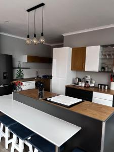 斯瓦科普蒙德5078 Swakopmund的厨房配有白色橱柜和木制台面