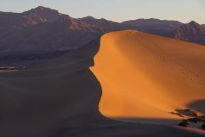 BawsharHotel Sand View的沙漠中的沙丘,以群山为背景