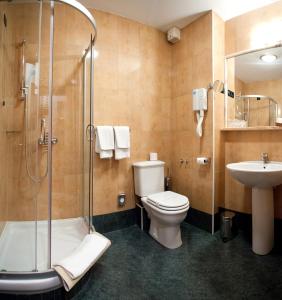 斯普利特格洛波酒店的浴室配有卫生间、淋浴和盥洗盆。
