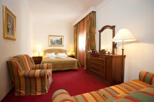斯普利特格洛波酒店的酒店客房,配有一张床和两把椅子