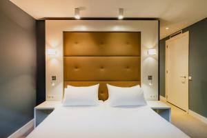 阿姆斯特丹JL76号酒店的一间卧室配有一张带两个白色枕头的大床