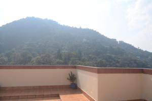 NamchiMySpace Banari Residency的阳台享有山景。