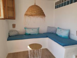 瓦伦西亚Relais Pollo Loco的客房设有带蓝色枕头的沙发和椅子。