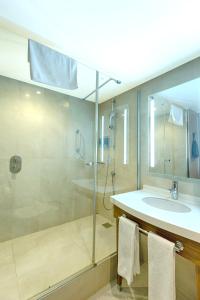 加济安泰普加济安泰普希尔顿汉普顿酒店的一间带玻璃淋浴和水槽的浴室