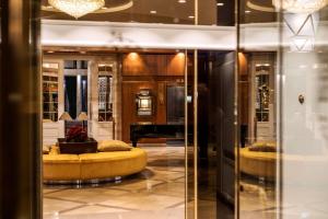 不莱梅Parkhotel Bremen – ein Mitglied der Hommage Luxury Hotels Collection的大厅,在房间内有黄色的沙发