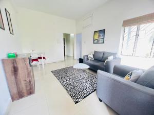 加尔各答Olive Serviced Apartments Salt Lake Kolkata的客厅配有沙发和桌子