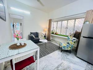 加尔各答Olive Serviced Apartments Salt Lake Kolkata的客厅配有冰箱和桌子
